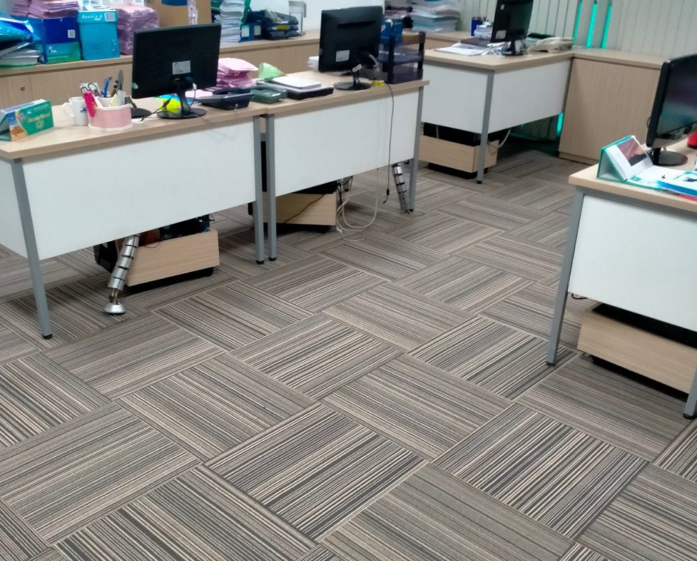 Thi công thảm tấm 50x50
