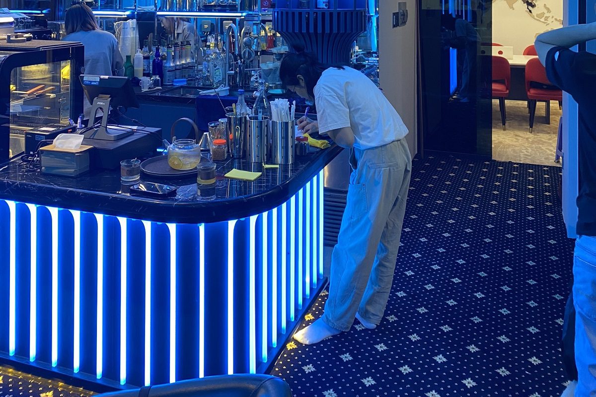 Quán cà phê, quán bar với thảm trang trí hoa văn hiện đại